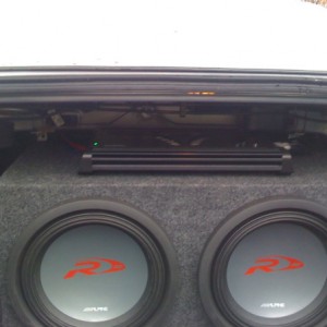 (2) 12" Alpine Type-R
(1) ZX1000.1 Kicker
(1) Stinger 1 Farad Power Cap