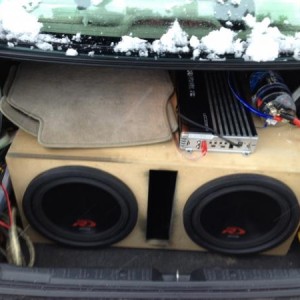 Alpine Type R 12's, Soundstream Rubicon 2000 watt amp, 1.5 Farad Capacitor