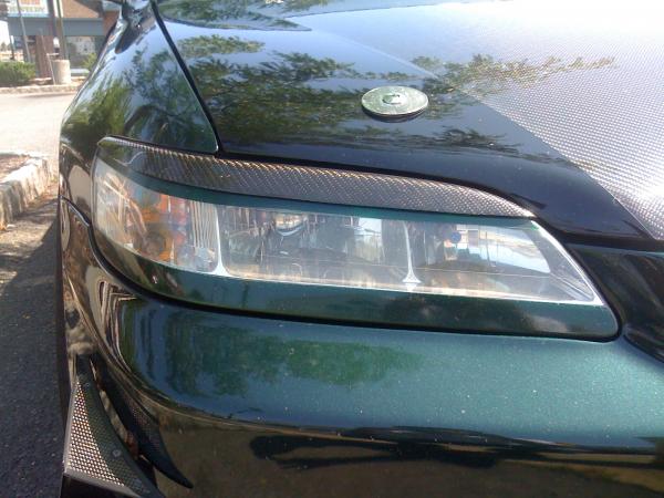 MY HEADLIGHTS CARBORFIBER EYELIDS AND I PAINTED THE BOTTOM PART WHERE THE YELLOW LIGHT GOES ON I TOOK THE BULB OUT AND PAINTED IT GREEN AND ANOTHER IN