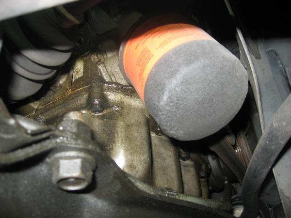 oil-wet coats oil pan bolts; oil seepage around oil pan gasket; no seepage near oil filter